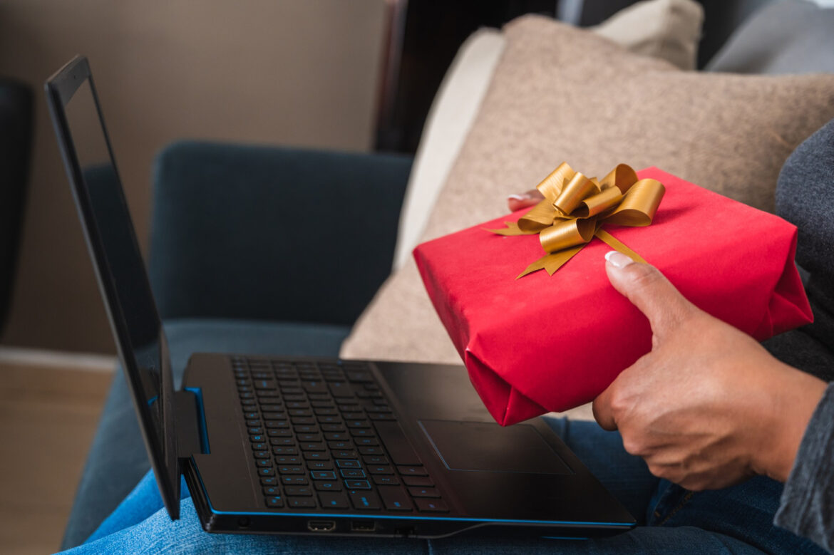 un cadeau emballé dans un papier rouge